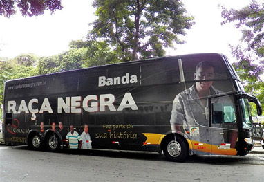 Ônibus da banda Raça Negra capota em rodovia de Pernambuco - Reprodução