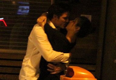 Cleo Pires e Rômulo Arantes Neto dão beijo de cinema na saída de restaurante - AgNews