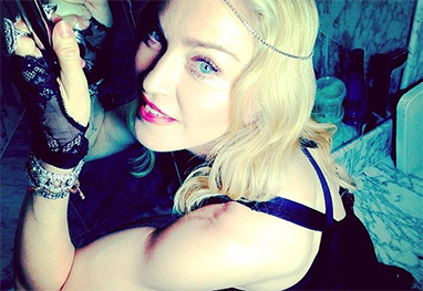 Madonna faz exercícios de luvas e meia-calça arrastão  - Reprodução/Instagram