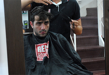 Ex-BBB Junior passa o dia em salão de beleza antes da final