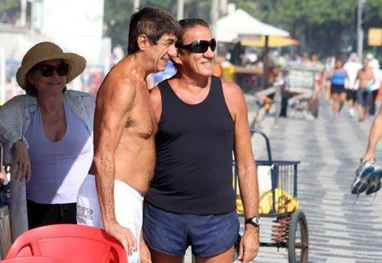 Zé Ramalho e Fagner batem papo na praia do Leblon, Rio de Janeiro - Ag News