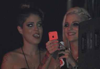 Ex-BBBs Clara e Bella curtem show do Guns N'Roses, em Recife - AgNews