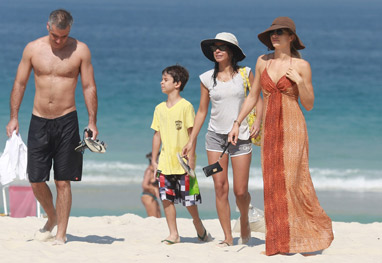Grazi Massafera curte manhã na praia com Ana Lima e sua família - Ag News
