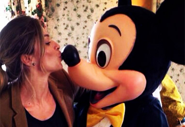 Grazi Massafera se diverte com Mickey em Parque da Disney - Reprodução Instagram
