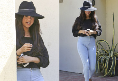 Selena Gomez circula pelas ruas de Los Angeles ligada no celular - Grosby Group