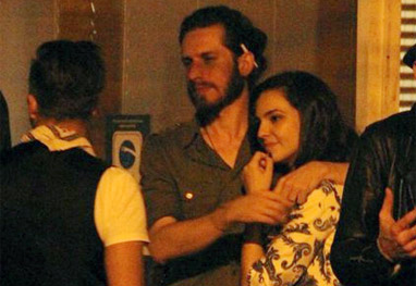 Tainá Müller janta com o marido e grupo de amigos no Rio - Ag.News