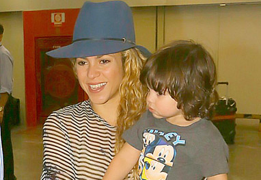 Com o filho nos braços, Shakira desembarca no Rio de Janeiro