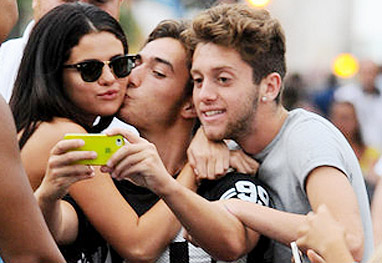 Fã dá beijo no rosto de Selena Gomez na Itália - Grosby Group