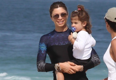 Grazi Massafera curte praia com a filha Sophia na Barra da Tijuca