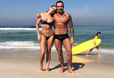 Deborah Secco curte praia com amigo e exibe o corpão - Reprodução Instagram