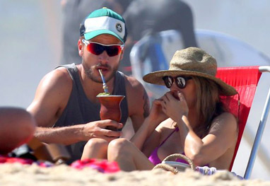 Fernanda Lima e Rodrigo Hilbert curtem praia carioca em clima de romance  - Ag News