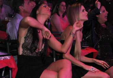 Namorada de Zezé Di Camargo curte show ao lado da esposa de Luciano - Graça Paes/Foto Rio News