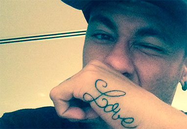Neymar tatua a palavra amor em inglês e filosofa: 'Tremo todo quando te vejo' - Reprodução/Instagram