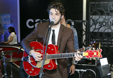 Chay Suede se apresenta em evento e faz alegria de fãs - Gil Rodrigues/Photo Rio News 