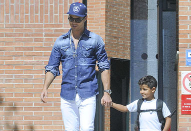 Pai devotado, Cristiano Ronaldo pega o filho na escola - Grosby Group