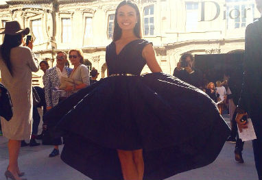 Isis Valverde chega deslumbrante ao desfile da Dior na Paris Fashion Week - Reprodução/Instagram