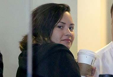 Demi Lovato viaja sem maquiagem e sorri para paparazzo em aeroporto - Grosby Group