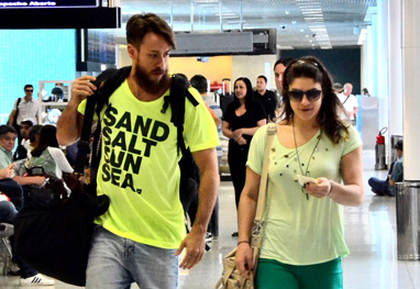 Priscila Fantin embarca com o marido em aeroporto do Rio - Ag News