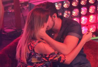 Luan Santana quase beija fã na boca durante show - AgNews