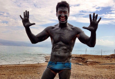 Rodrigo Faro toma banho de lama no Mar Morto, em Israel - Reprodução/Instagram