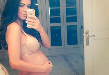 Só de sutiã, Daniela Albuquerque exibe o barrigão de grávida - Reprodução/Instagram