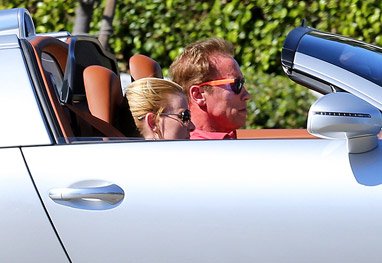 Arnold Schwarzenegger passeia com namorada em carrão de US$ 2,2 milhões - Grosby Group