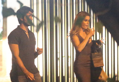 Deborah Secco passeia acompanhada na Barra da Tijuca - AgNews