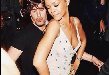 Rihanna faz dança sensual no colo de fotógrafo em festa em Londres - Reprodução