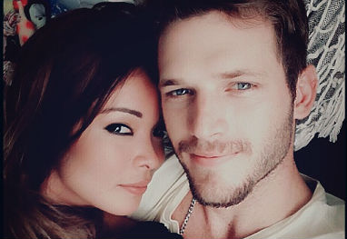 Carol Nakamura posa agarradinha com modelo: ‘Destino, acaso ou coincidência?’ - Reprodução/Instagram