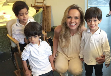 Eliana invade a cozinha de Isabella Fiorentino e posa com os trigêmeos da amiga - Reprodução/Instagram