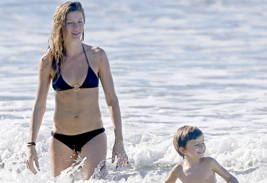 Gisele Bündchen mostra o corpão em dia de praia com os filhos - Grosby Group