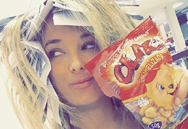 Ticiane Pinheiro aparece com pedaços de papel no cabelo enquanto retoca luzes - Reprodução