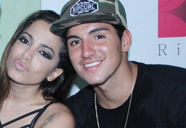 Anitta tira uma casquinha de Gabriel Medina  - AgNews