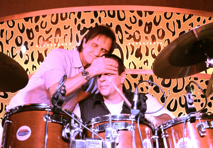 Roberto Carlos se emociona ao dar canja em show do filho Dudu - Lê Taccilo