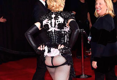 Madonna mostra o bumbum para fotógrafos no Grammy - Getty Images