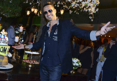 Com direito a limousine, Latino faz festão para comemorar aniversário - Raphael Castello e Léo Franco/AgNews