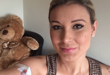 Andressa Urach exibe cateter no braço e convida fãs para culto - Reprodução/Instagram