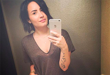 Demi Lovato posa sem maquiagem e convida fãs a deixarem ‘os rostos nus’ - Reprodução/Instagram