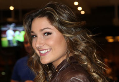 Belíssima! Sasha esbanja simpatia na estreia de peça de Luciano Szafir - Claudio Andrade/Photo Rio News