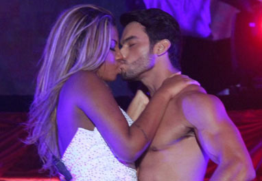 Ludmilla sensualiza e beija dançarino na boca durante lançamento de CD - Thyago Andrade/Photo Rio News