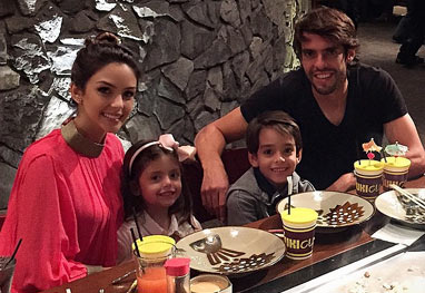 Kaká brinda com a esposa e os filhos a chegada de seus 33 anos - Reprodução/Instagram