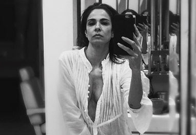 Uau! Luciana Gimenez posa só de camisola transparente - Reprodução/Instagram
