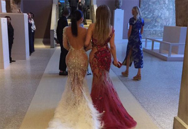 Kim Kardashian e Jennifer Lopez fazem ‘duelo de bumbuns’ e posam de costas para foto - Reprodução Twitter