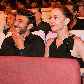 Alexandre e Júlia sentadinhos na platéia