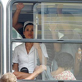 Flávia Alessandra grava cena no ônibus