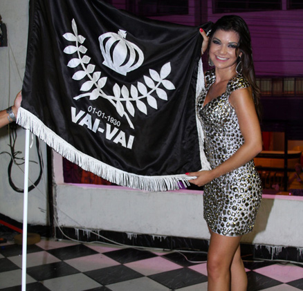 A musa posou segurando a bandeira da escola para os fotógrafos