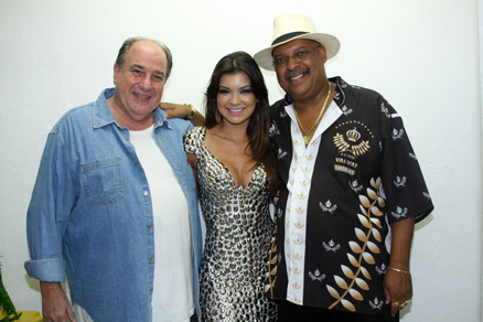 Amanda Françozo posou com Monsieur Gilbert e Tobias da Vai Vai, nesta quinta-feira (28)