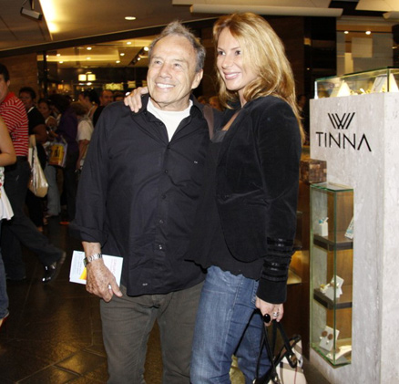 Stênio Garcia e Marilene Saad também foram ao shopping Fashion Mall