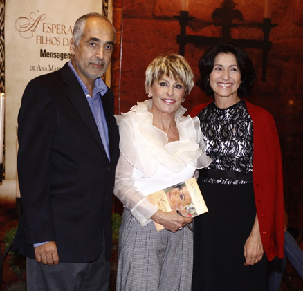 Cássia Kiss e o marido João Baptista prestigiam o lançamento do livro de mensagens de Ana Maria Braga