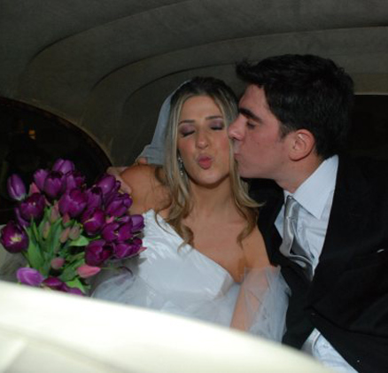 Adnet dá um beijo carinhoso na sua mulher, a humorista Dani Calabresa